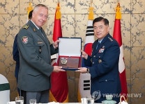 박신규 합참차장, 스위스군 총사령관 접견