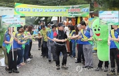 1천회 맞은 농협유통의 청계산 오이 나눠주기
