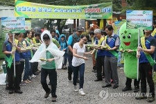 1천회 맞은 농협유통의 청계산 오이 나눠주기