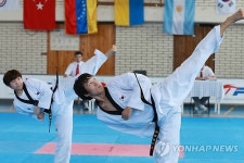 우창범, 최제윤 농아인올림픽 태권도 품새 우승