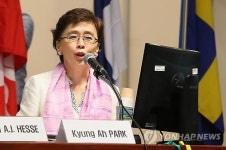 기조연설자 소개하는 박경아 차기회장
