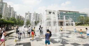 찜통더위 오산시청 앞 물분수 인기