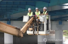서승환 국토부 장관, 문산대교 안전진단 참관