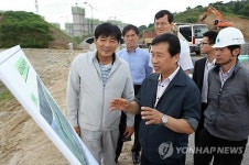 세종시 건설현장 둘러보는 이충재 행복청장