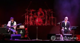 열창하는 들국화