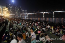 해운대 고층빌딩 앞 수변공원 북적