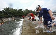 무더위 탈출 지리산 자락 산청 송정숲 물놀이