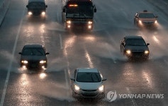 대낮 기습 폭우로 서울 증산철교 하부도로 통제