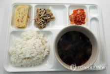 오연천 서울대 총장, 학생식당서 1천700원짜리 점심