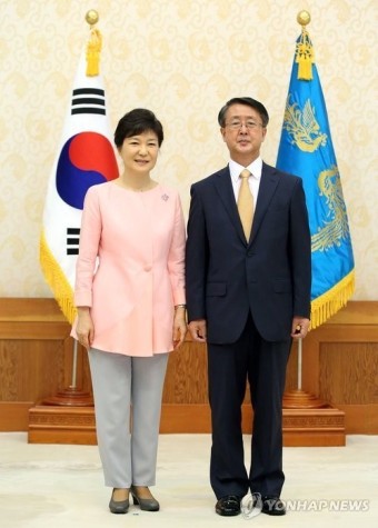 기념촬영하는 박 대통령과 민정수석