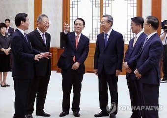 환담하는 신임 대통령 비서실장과 수석 비서관