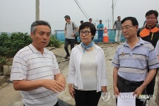 붕괴된 교량 살펴보는 4대강 검증단