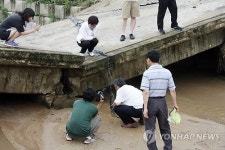 붕괴된 교량 살펴보는 4대강 검증단
