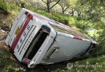 부산서 관광버스 전도…학생 등 31명 다쳐