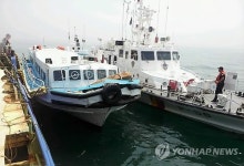 거제 앞바다서 유람선과 어선 충돌…승객 28명 다쳐