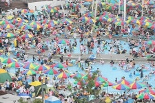 뚝섬 수영장 초만원
