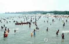붐비는 송도원해수욕장
