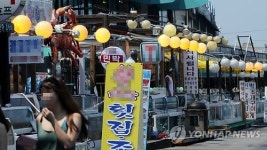 한낮에도 환하게 불 켜 놓은 해변상가