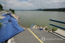한달째 방치되는 북한강 자전거도로