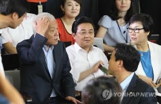 청문회 방청하는 김한길 대표