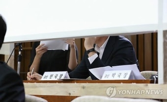 얼굴 가린 국정원 직원들