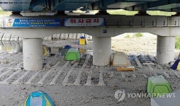 더위 피해 다리 밑에 모인 텐트