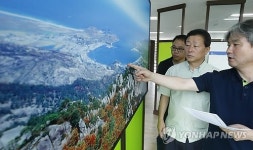 금강산관광지구 사진 바라보는 기업인들