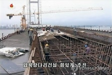 신압록강대교 건설 한창