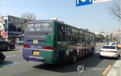 광고 가득 덮은 공항버스들, 서울 시내 버젓이 운행
