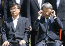 안경 고쳐쓰는 양건 감사원장