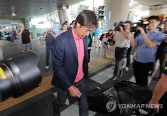 홍명보 감독 귀국