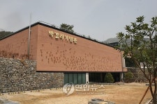 통영 박경리기념관 외벽 무너져…부실시공 의혹