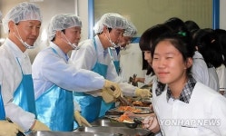 급식 배식하는 안철수 의원