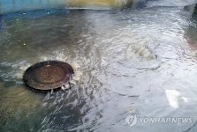 비오면 골목에 오수넘쳐 악취…못살겠다