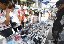 휴일, 희망나눔장터 찾은 시민들