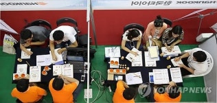 상담하는 취업 준비생