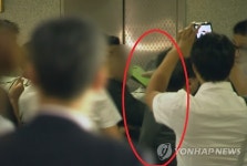 밀가루 맞는 영남제분 회장