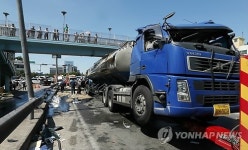 경인고속도로 진입로서 유조차 전복…1명 부상