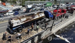 경인고속도로 진입로서 유조차 전복…1명 부상
