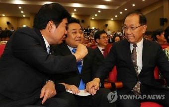 이야기하는 김진표, 전병헌과 황우여