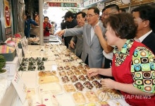 전통시장에서 떡 사는 정홍원 총리