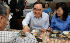 총리·여성부 장관, 노인복지관 방문