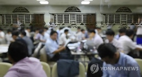 공무원들로 붐비는 국토교통위 앞 로비