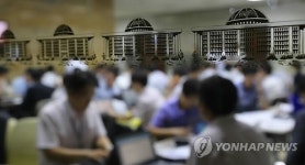 공무원들로 붐비는 국토교통위 앞 로비