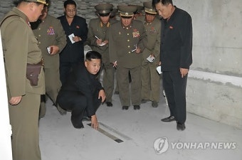 문수물놀이장 건설현장 시찰하는 김정은