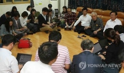 전국순회투쟁 첫날 마무리하는 김한길 대표