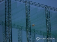 낙하산타고 탈출하는 조종사