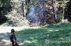추락 전투기 살피는 군 관계자