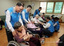 정홍원 총리 어르신 안마 봉사