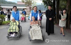 정홍원 총리 어르신들과 산책